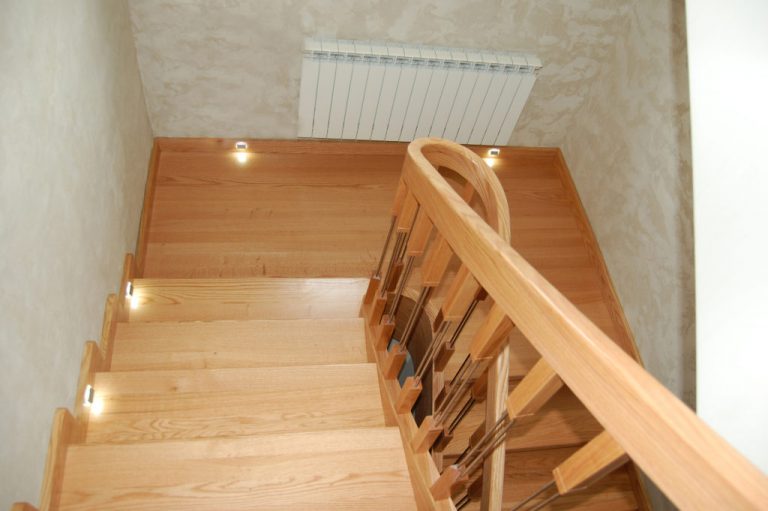 Producent schodów drewnianych jak najlepszej jakości